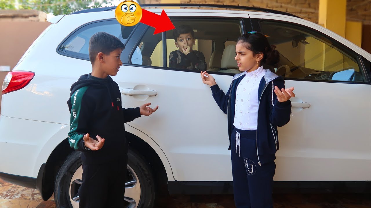 يختبئ منهم في السيارة !!