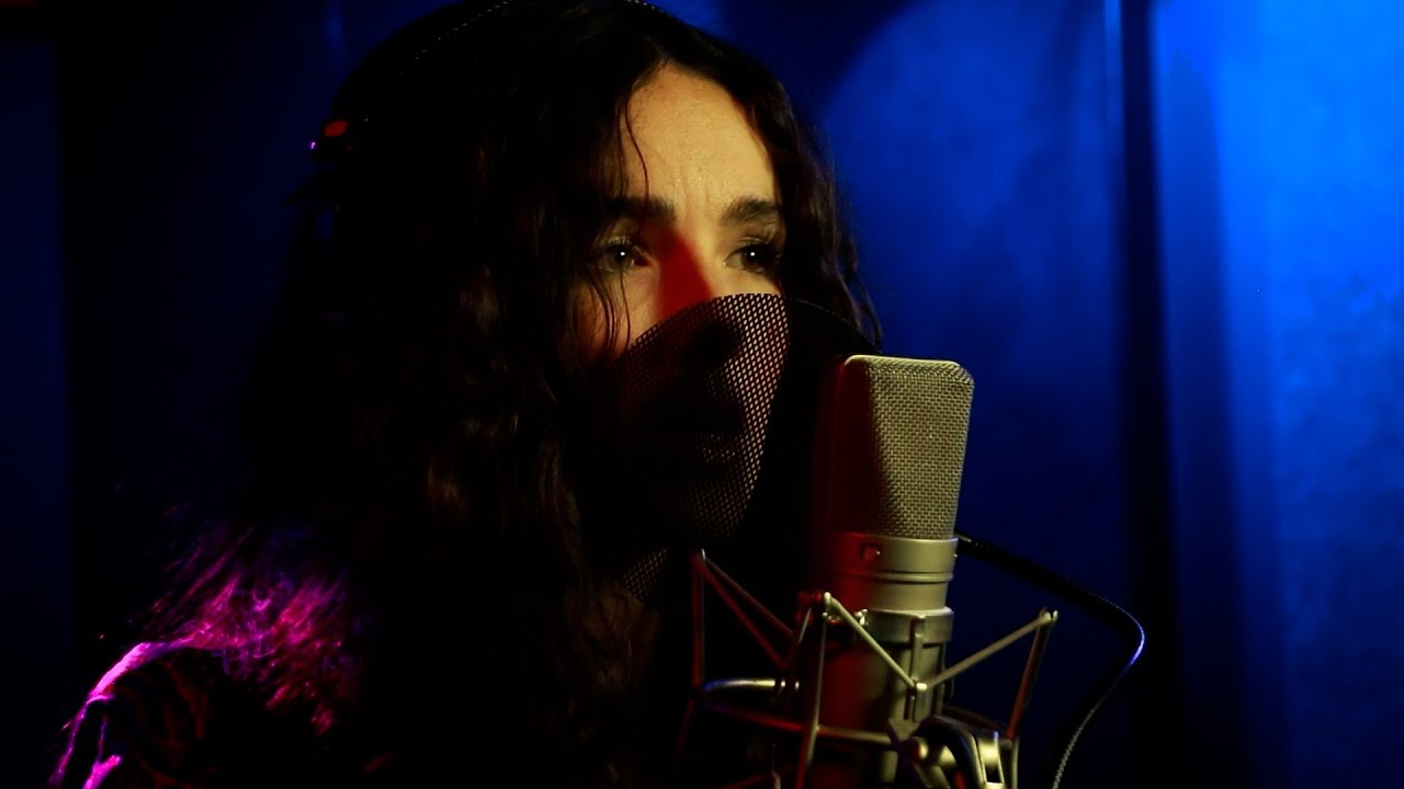 Robinson performs her new single 'Teenage Renegade'