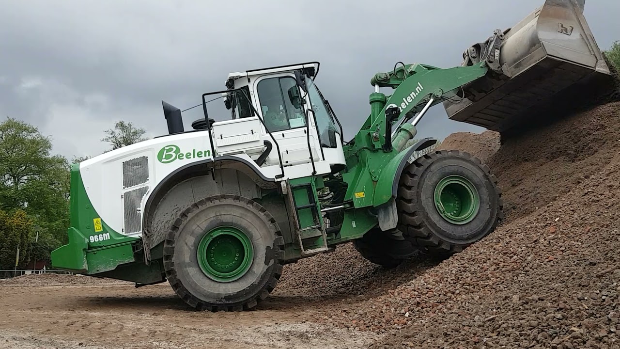 Beelen.nl haalt met een shovel het menggranulaat onder band weg brengt het naar de berg