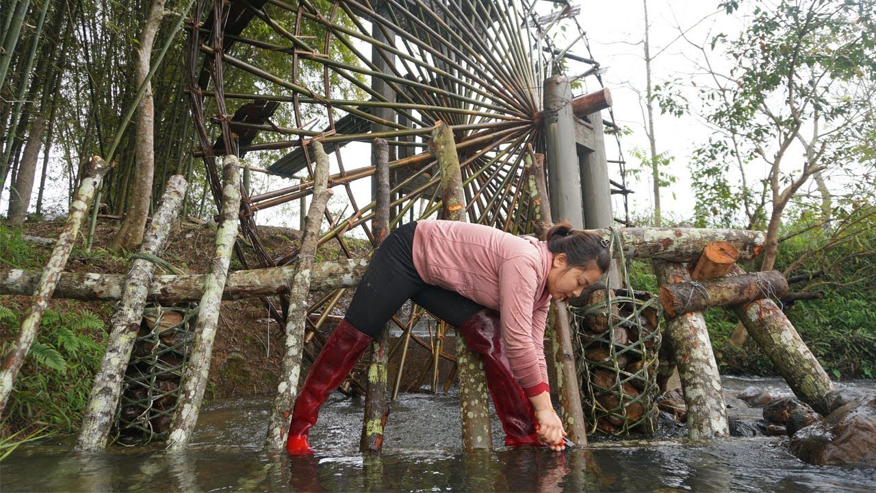 Build a wooden embankment to block trash into the water wheel system - Building farm life