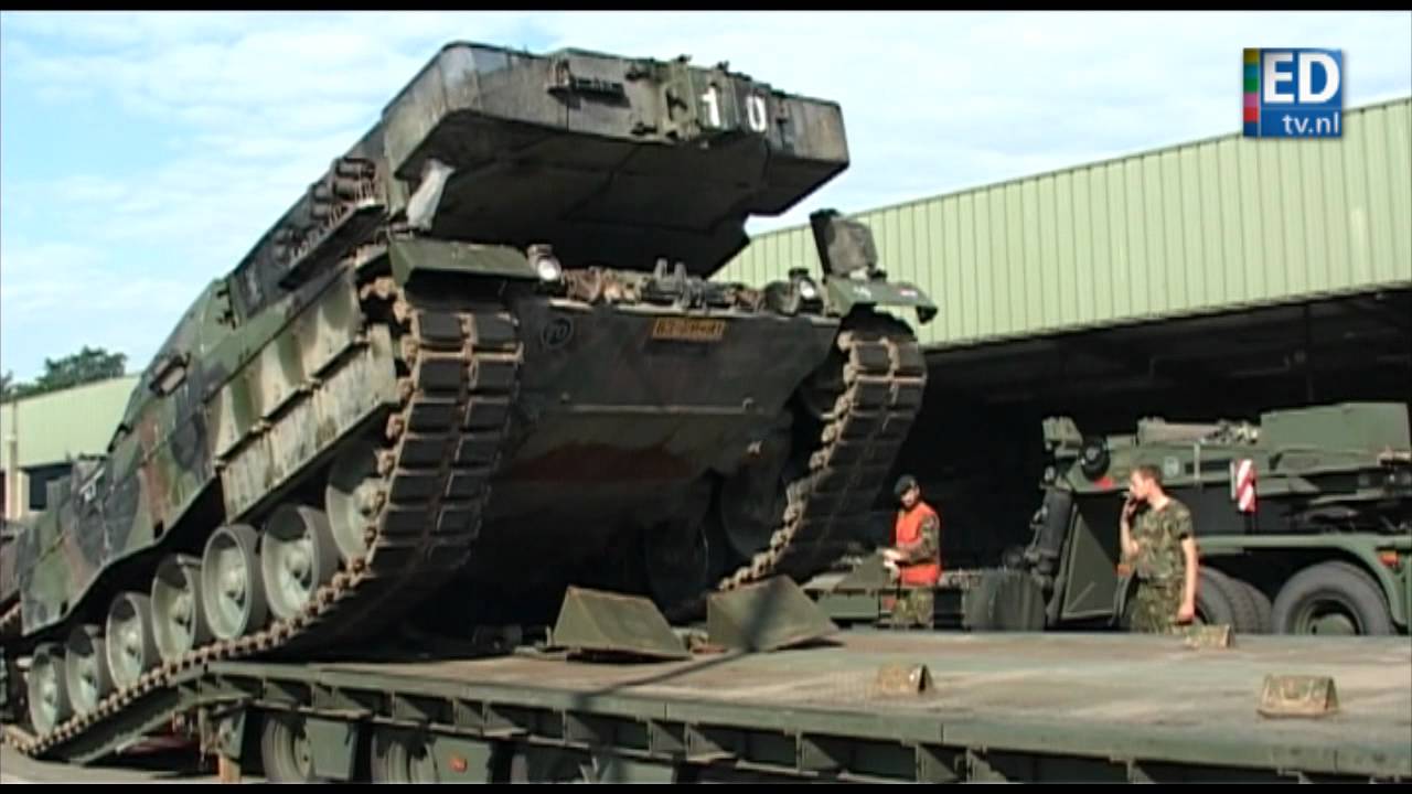 Tanks verlaten kazerne Oirschot