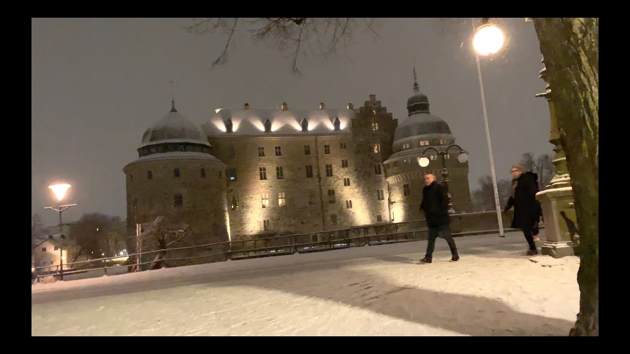 Örebro Walking. Walking Norra & Södra Strandgatan a snowy night