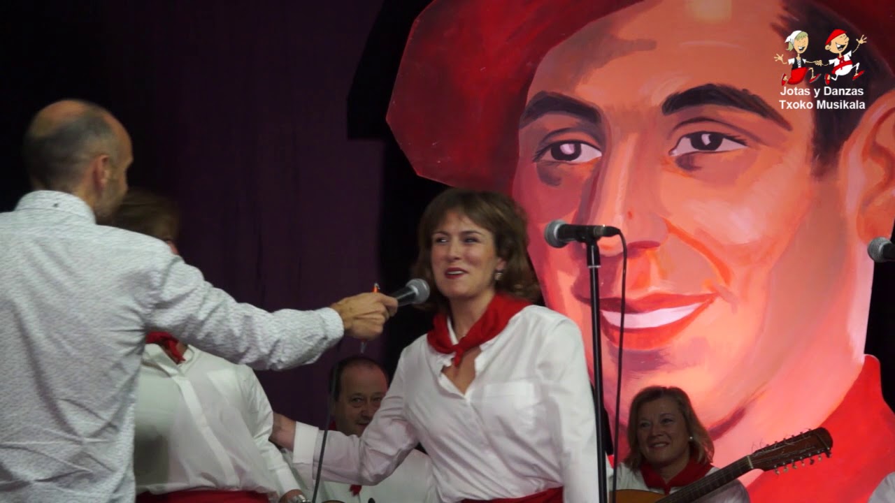 1811030215 Las hermanas Cristina y Elena Sota, homenajeadas, en el Festival de Jota Navarra  40 Memo
