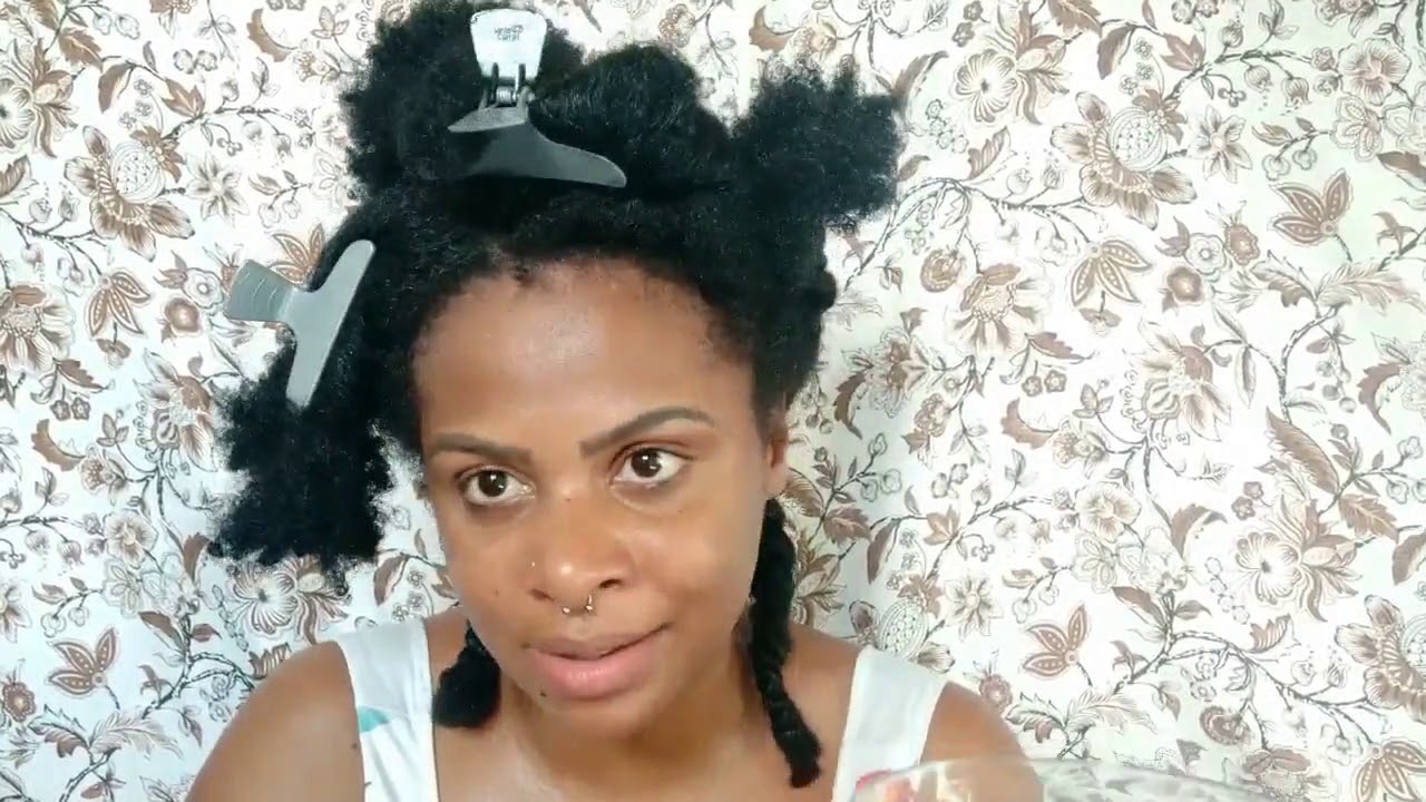 A melhor maneira de relaxar o cabelo crespo deixando com efeito natural