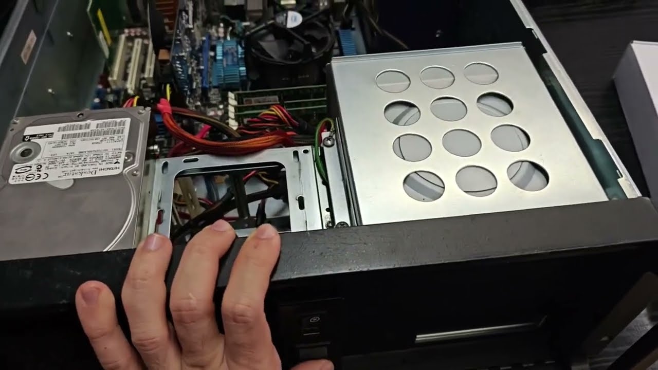 Allestimento PC acquisizioni video vintage con materiali di recupero