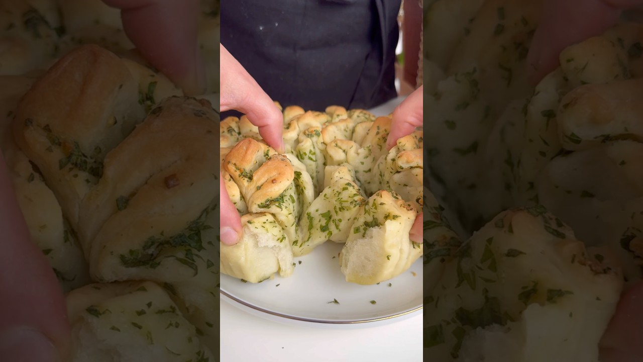 Na nadchodzącą majówkę i inne spotkania przy grillu idealnym jest chlebek czosnkowo-ziołowy  #chleb