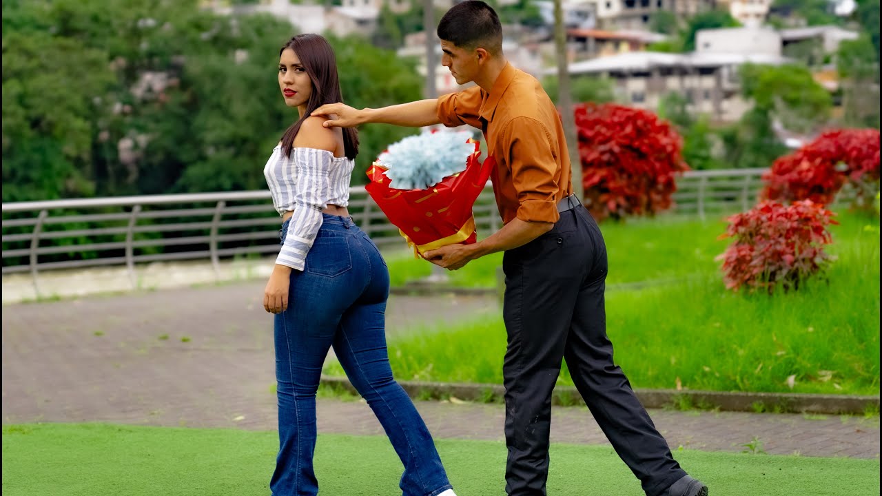Millonario puso a prueba a vendedora de la calle sin imaginar su reacción