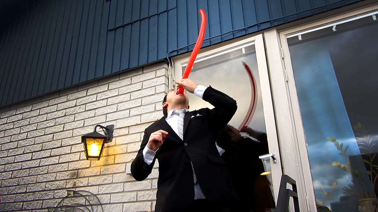 Seth Engström äter ballong