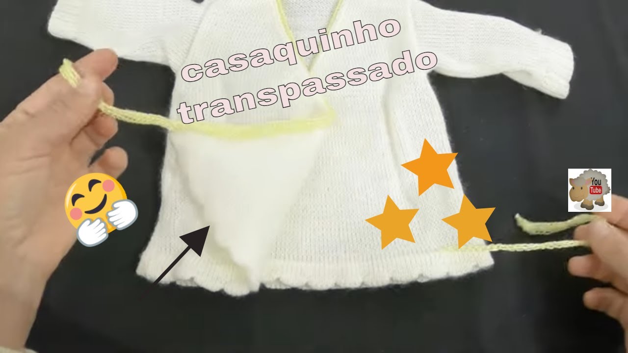 casaquinho de bebê transpassado feito em máquina de tricô