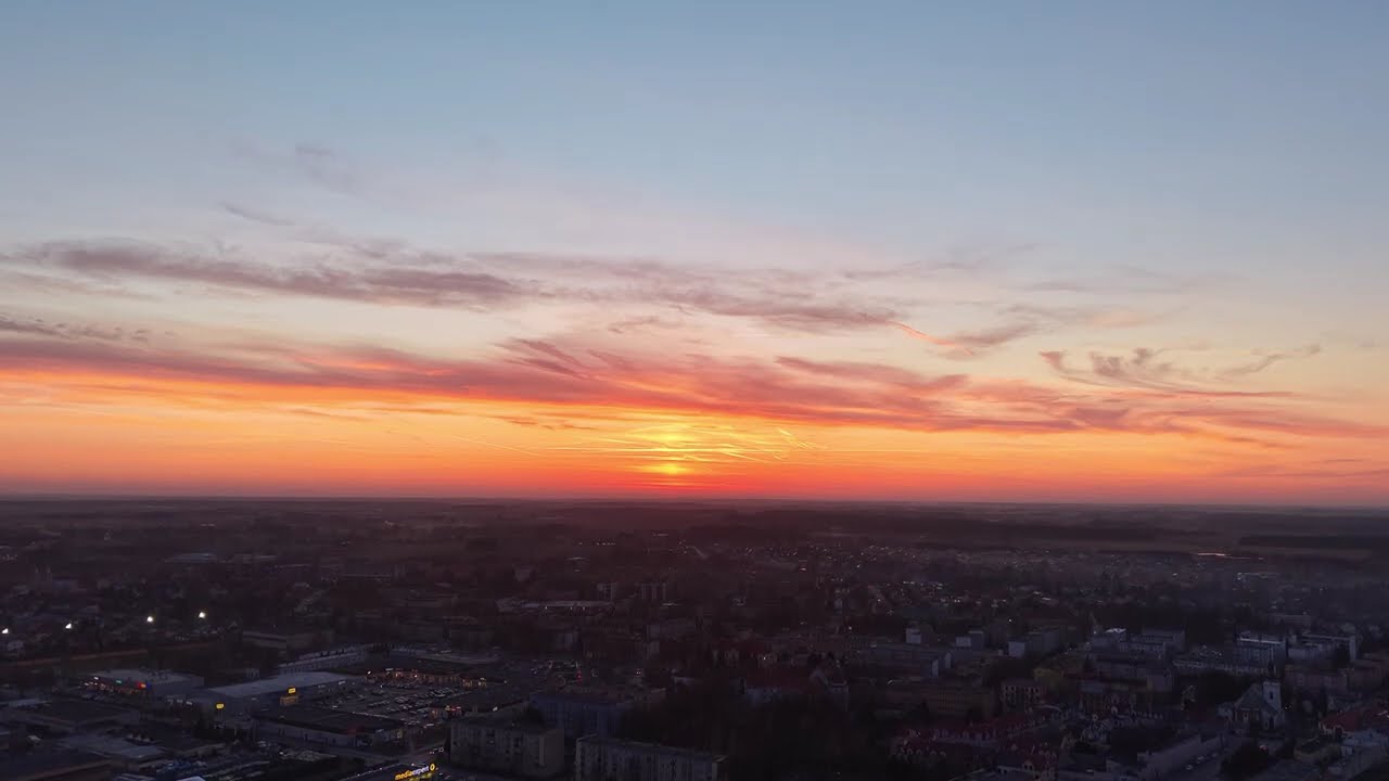 Malowniczy zachód słońca w Łowiczu z drona. 5.03.2026.