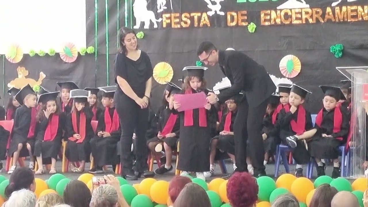 Conquistas Brilhantes: Entrega de Diplomas G5 pela Professora Karina na Rede Decisão Mooca