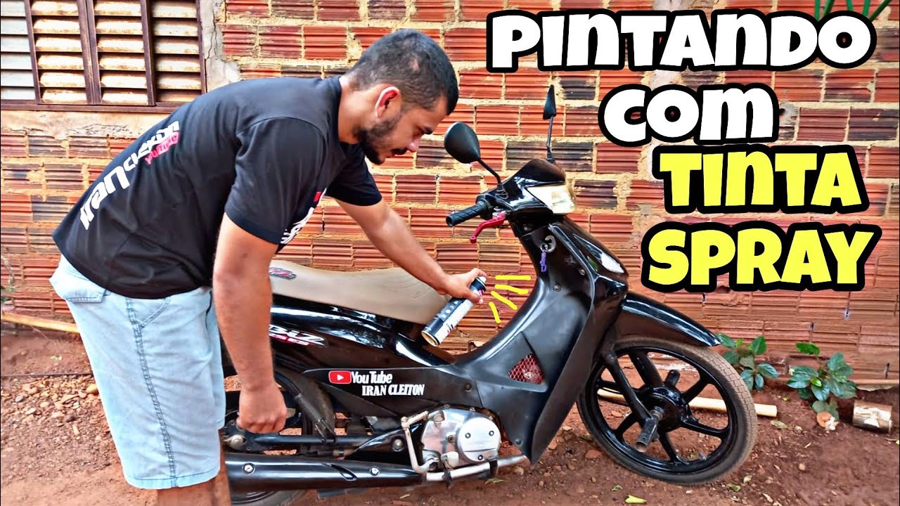 pintando o meio da moto Biz com tinta spray