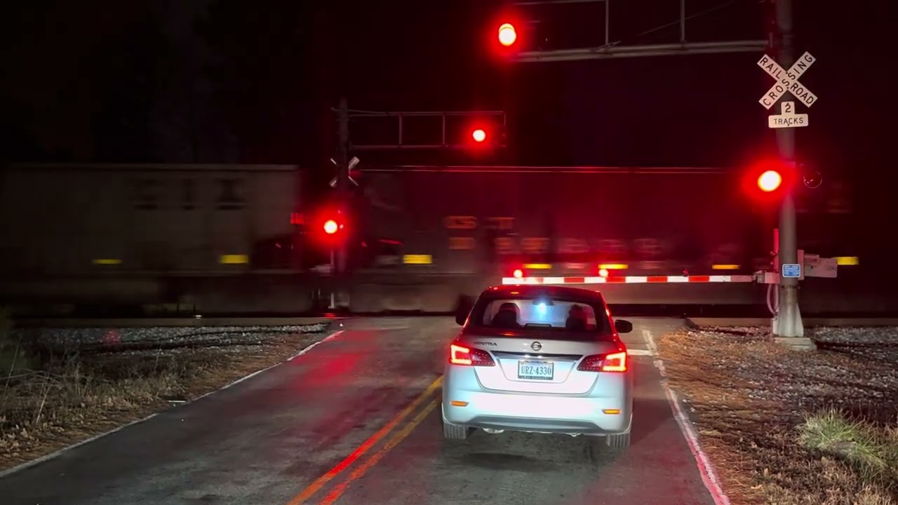 CSX E138 passing Richmond Airpot with CSXT 1834 leading!