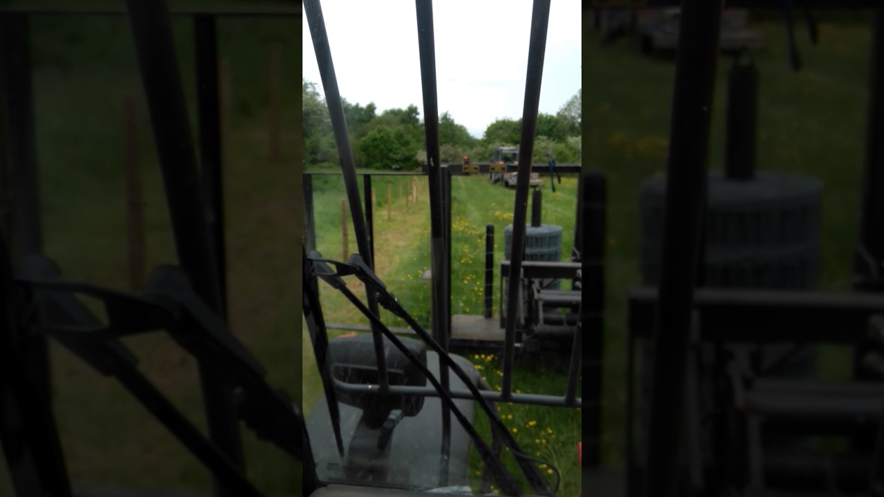Quickfencer horse fencer unrolling and tensioning high tensile sheep net