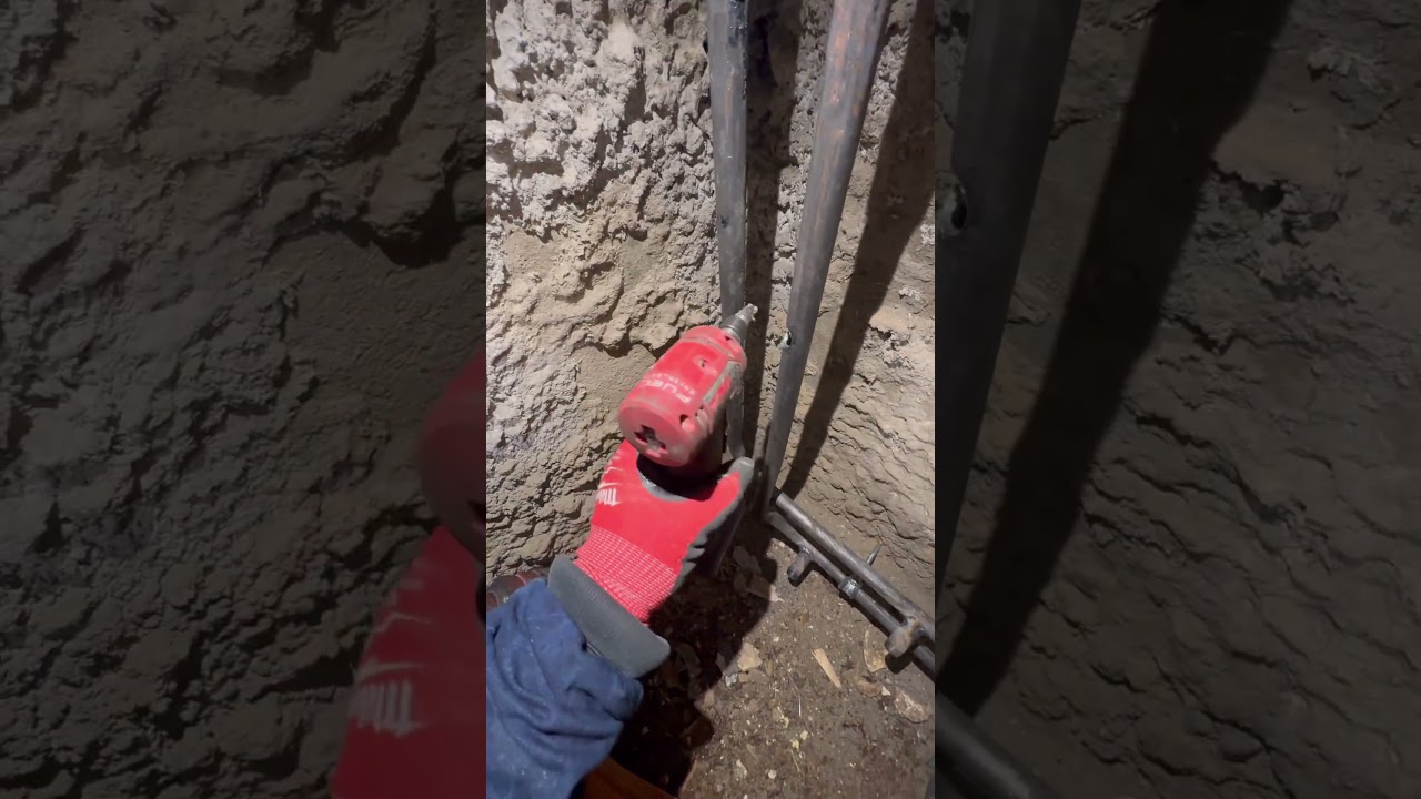 Как ,,из за угла,, сделать отверстие в трубе ;) #welder #milwaukee