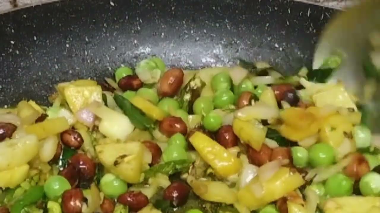 Masaledar matar batata poha. Healthy aani fiberyukt. 