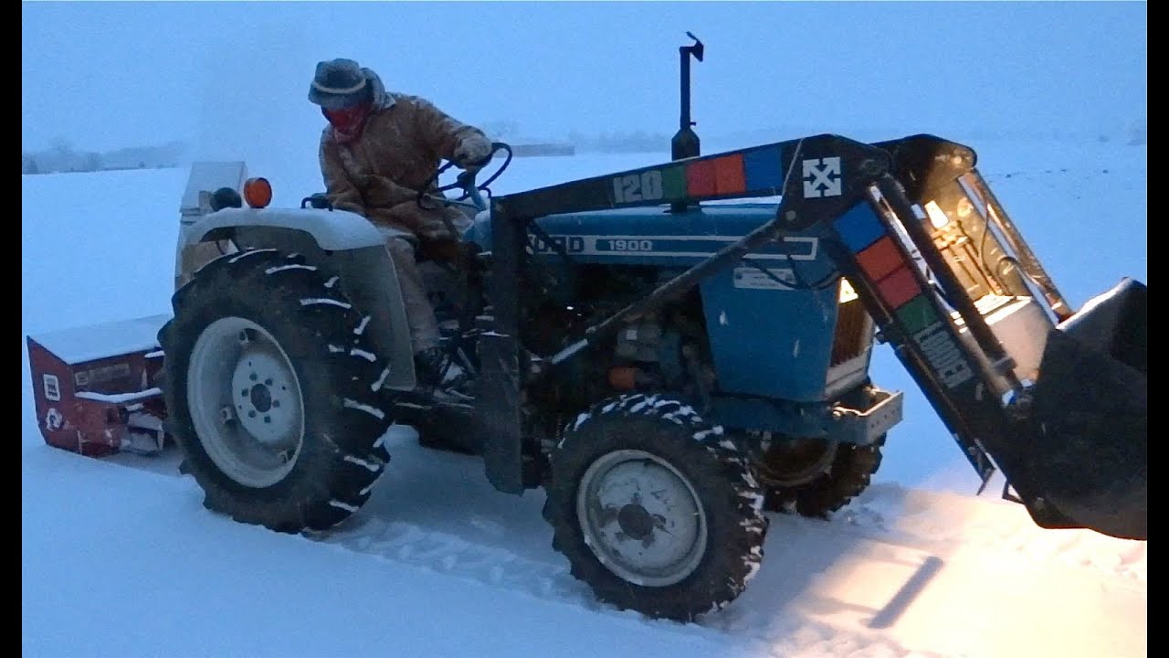 Ford 1900 Tractor [Smokey Cold Start / Clearing Snow]
