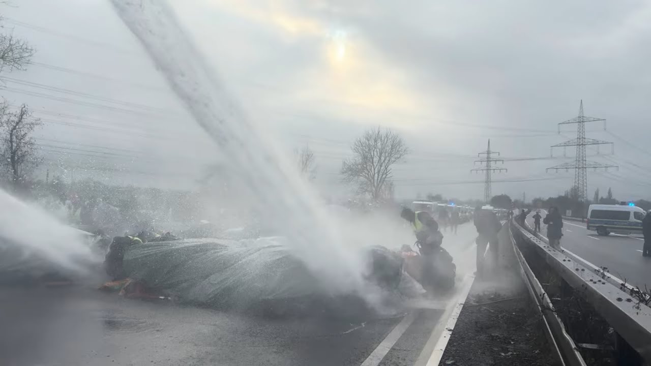 Gießen Antifa Wasserwerfer Einsatz . AfD Jugend Gründung 29.11.25 
