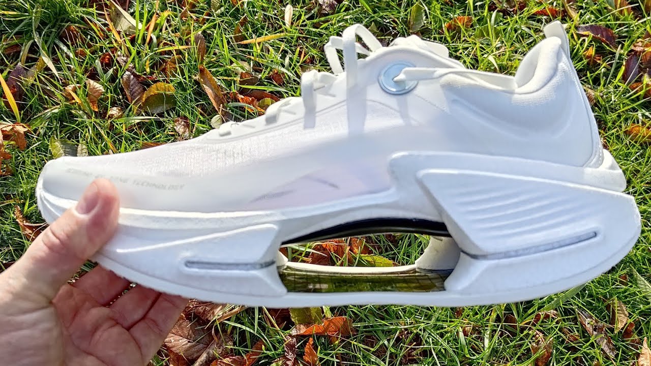 Li-ning Essential Shadow 3