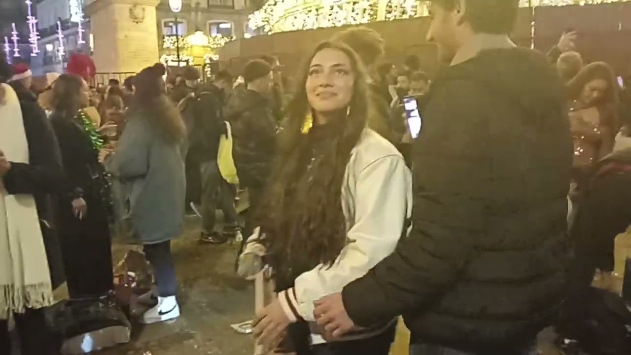 🎊 Campanadas Madrid 2023. Las uvas 🍇en la Puerta del Sol