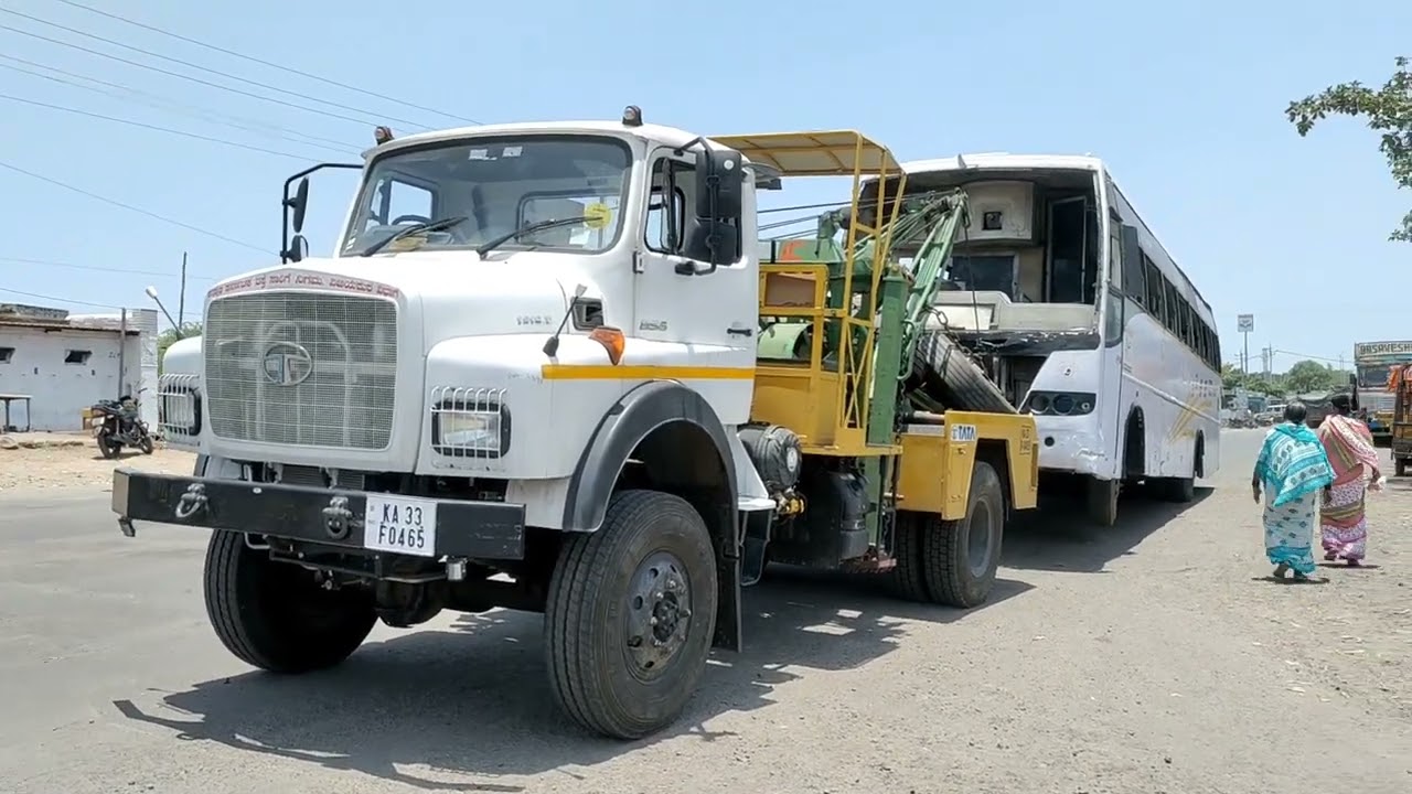 KKRTC'S Brand New Tata Crane Towing 15 Year Old Tata Rajahamsa Bus For Scrapyard