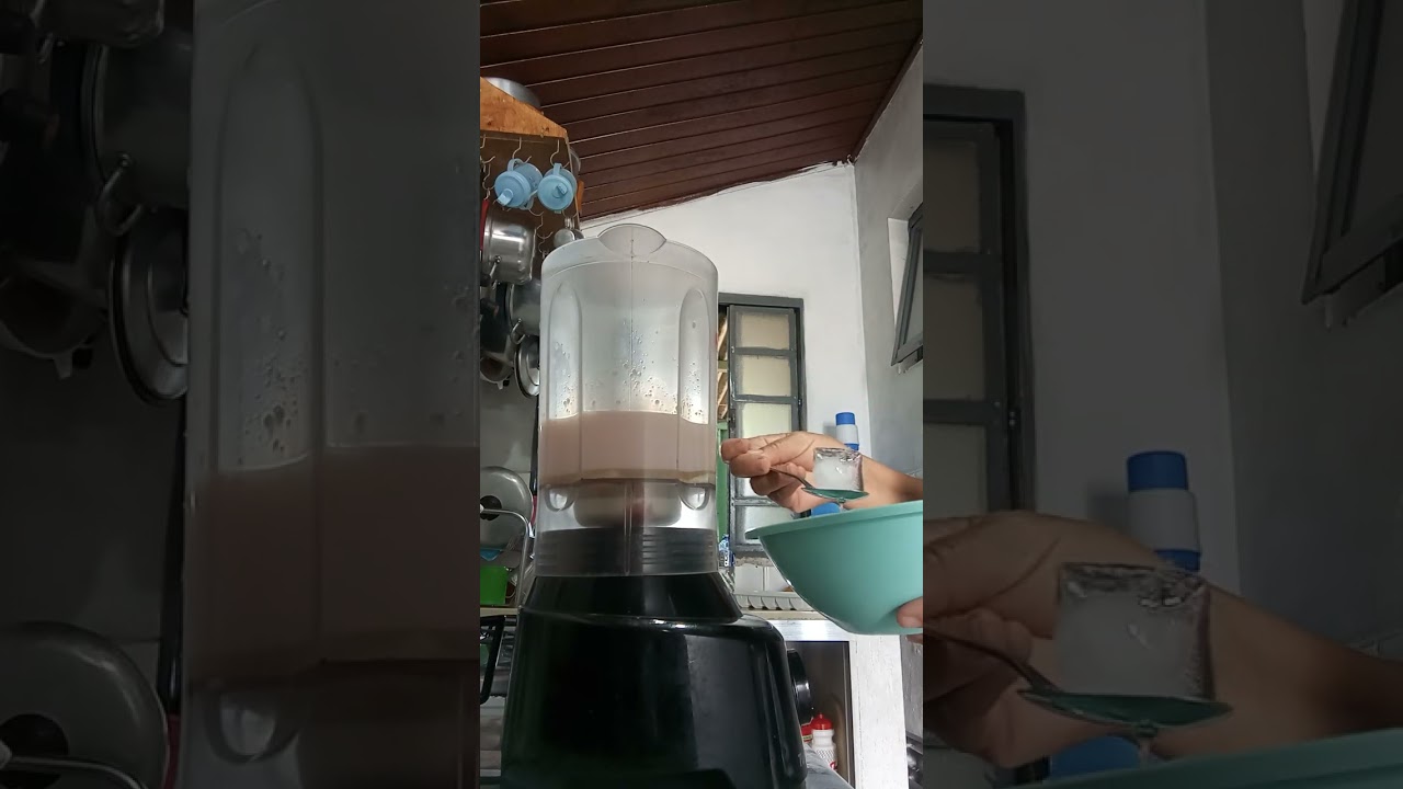 Suco de morango leite água gelos açúcar leite ninho é bom demais 