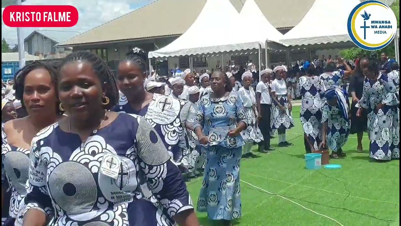 # UTOTO MTAKATIFU WAKIIMBA WIMBO NANI KAMA MAMA/IBADA YA WANAWAKE YA UMOJA WA MAKANISA