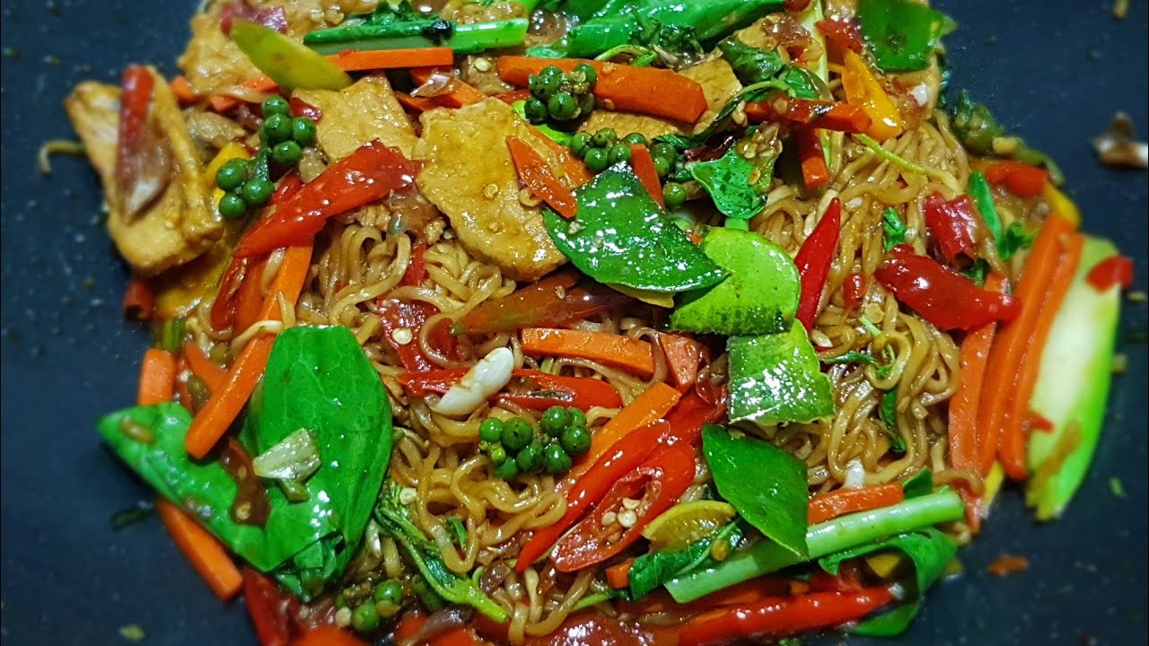 ผัดมาม่าขี้เมา ทำกินเองง่าย ๆ | ครัวหลังบ้าน