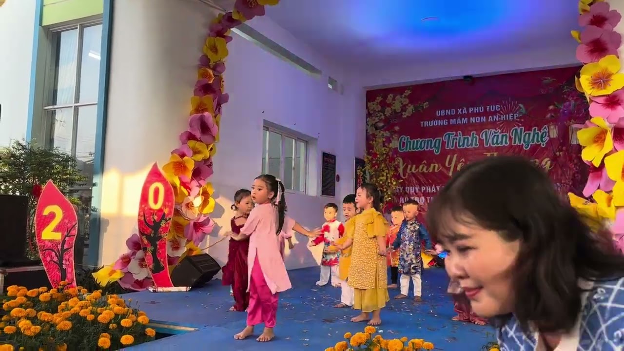 Bé Minh Khuê 3t diễn văn nghệ ở trường An Hiệp 