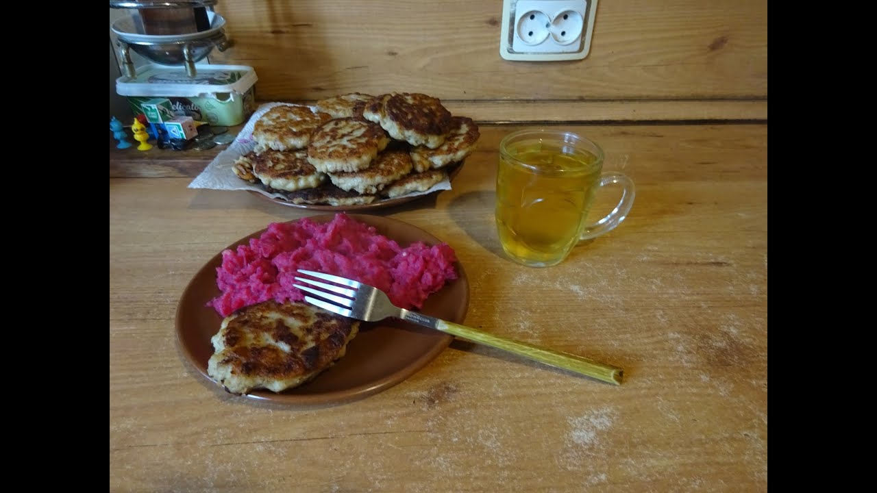 Стасёк и куриные котлетки в соусе бешамель.