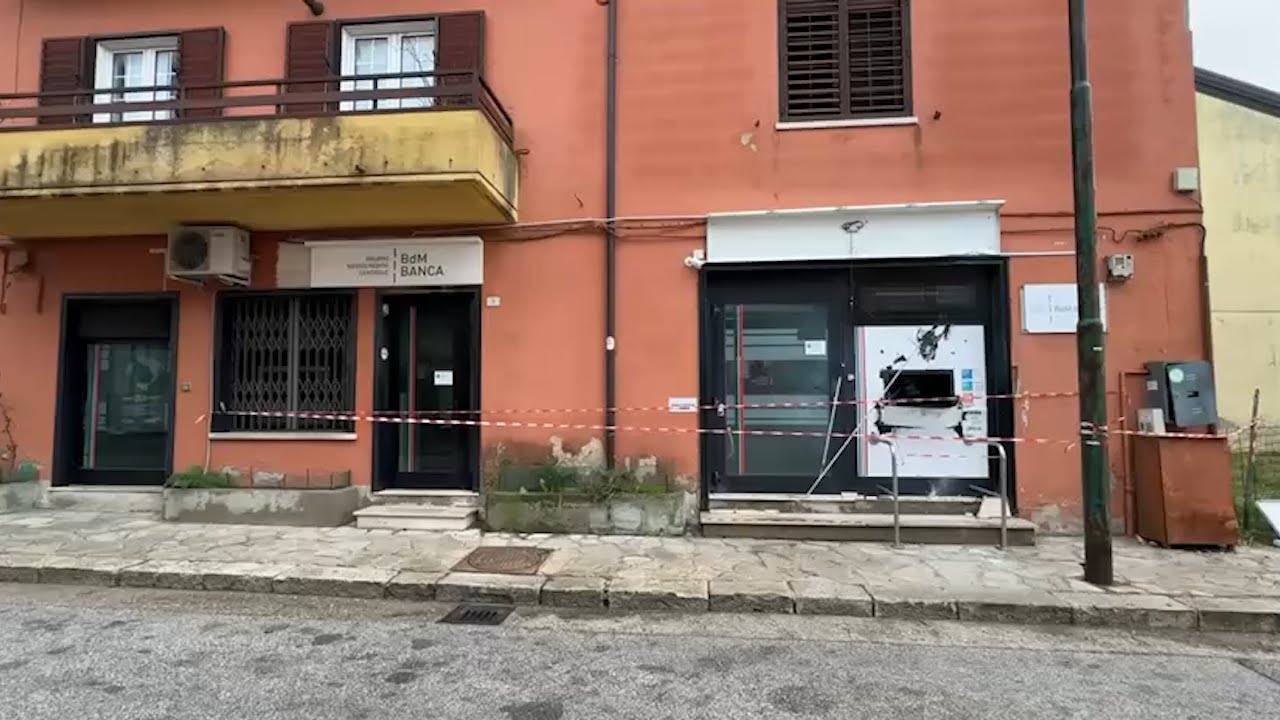 Assalti bancomat, altri due colpi nella notte a Bisaccia e Vallo