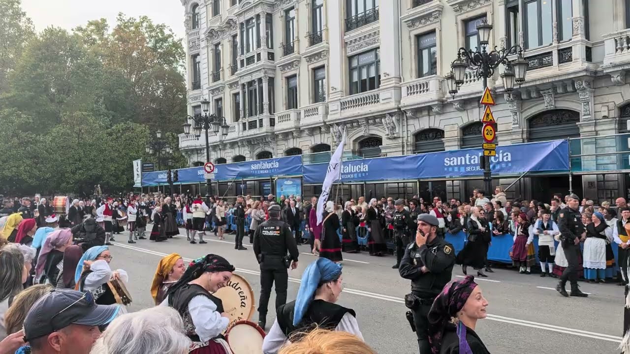 Llegada Banda de Gaites Villa de Xixón Premios Princesa de Asturias 2025