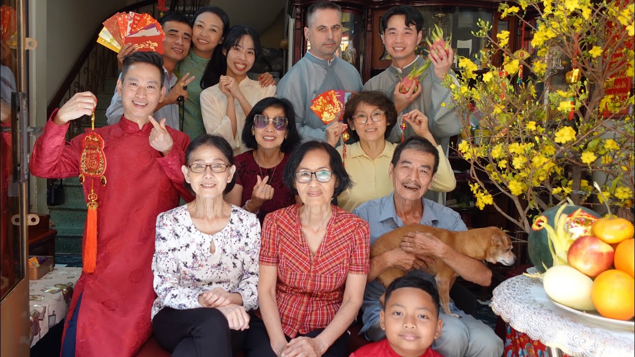 Lì xì đầu năm,vui nhộn hạnh phúc,Giving lucky red envelopes to family part 1