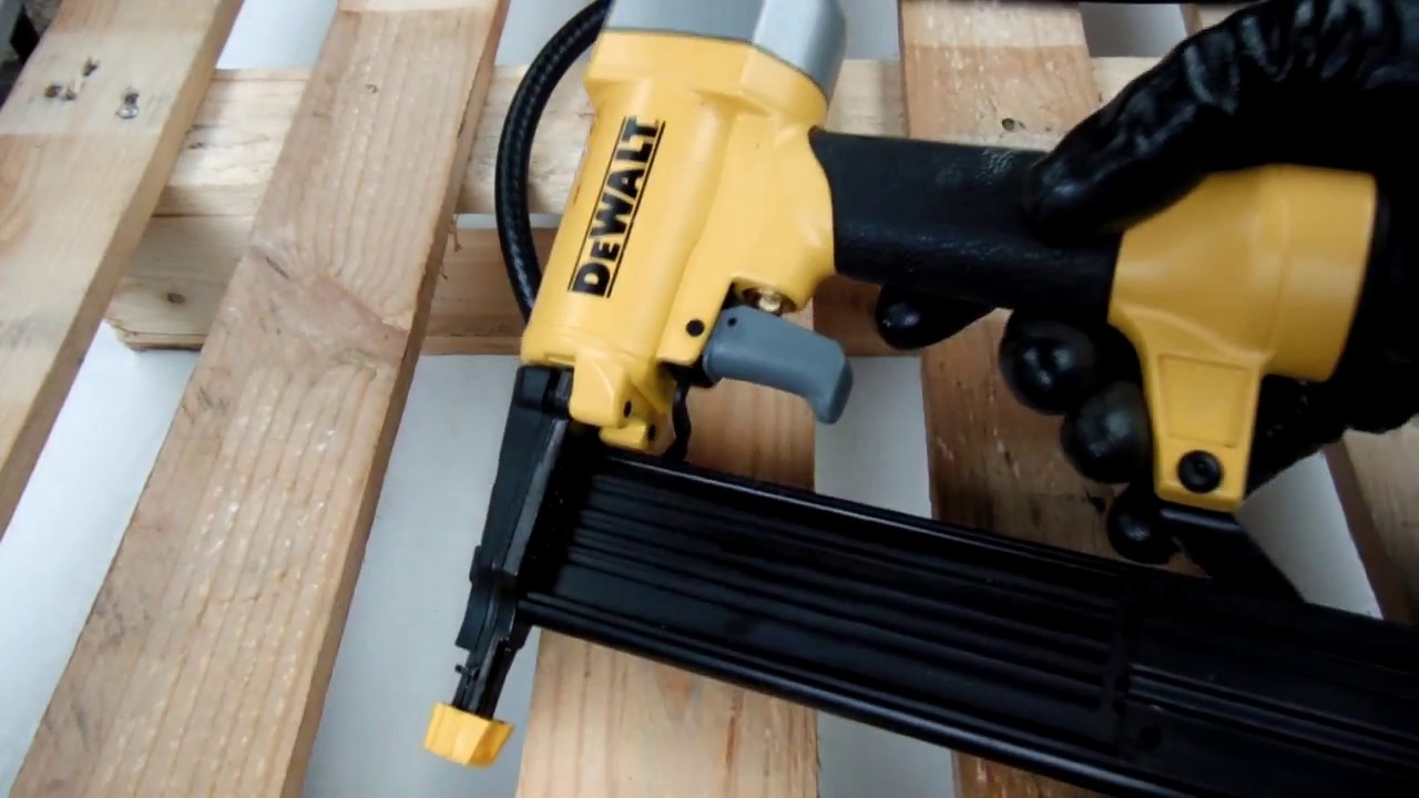 Presentacion de la clavadora DEWALT DPSB2IN