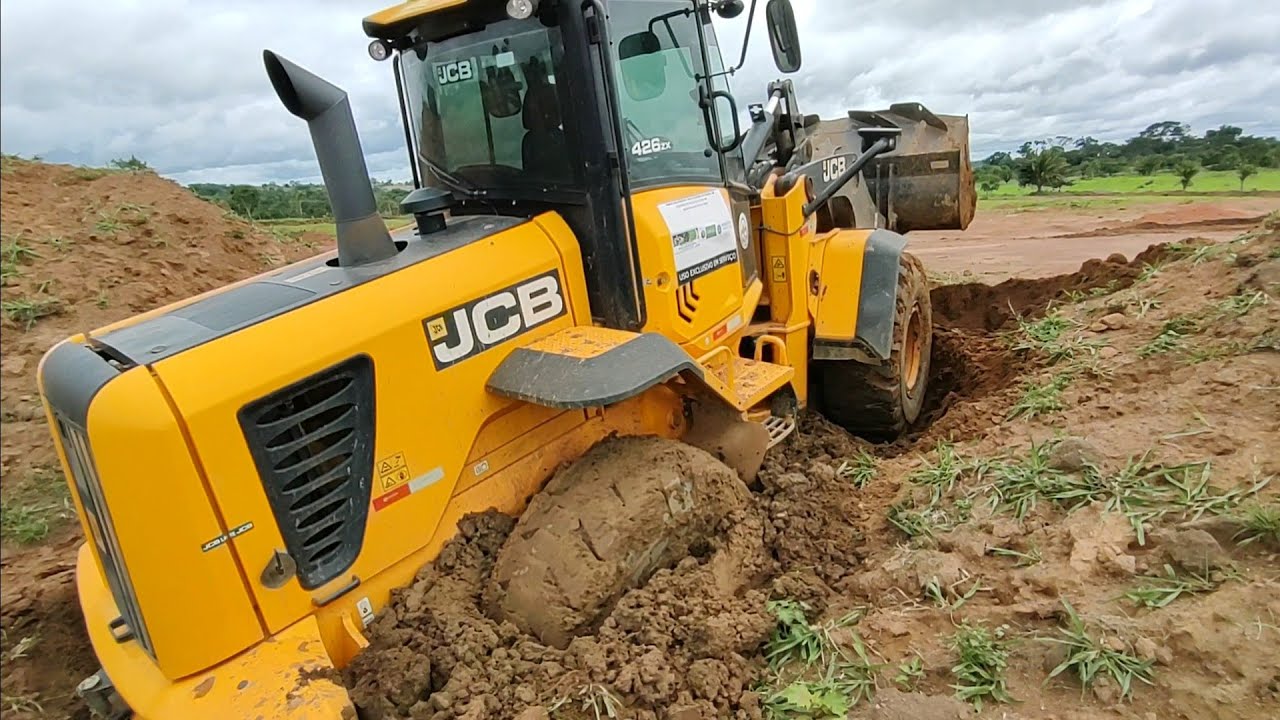 PÁ CARREGADEIRA JCB 426ZX ATOLADA ACHEI QUE SAIRIA FÁCIL ,MAIS DEU TRABALHO
