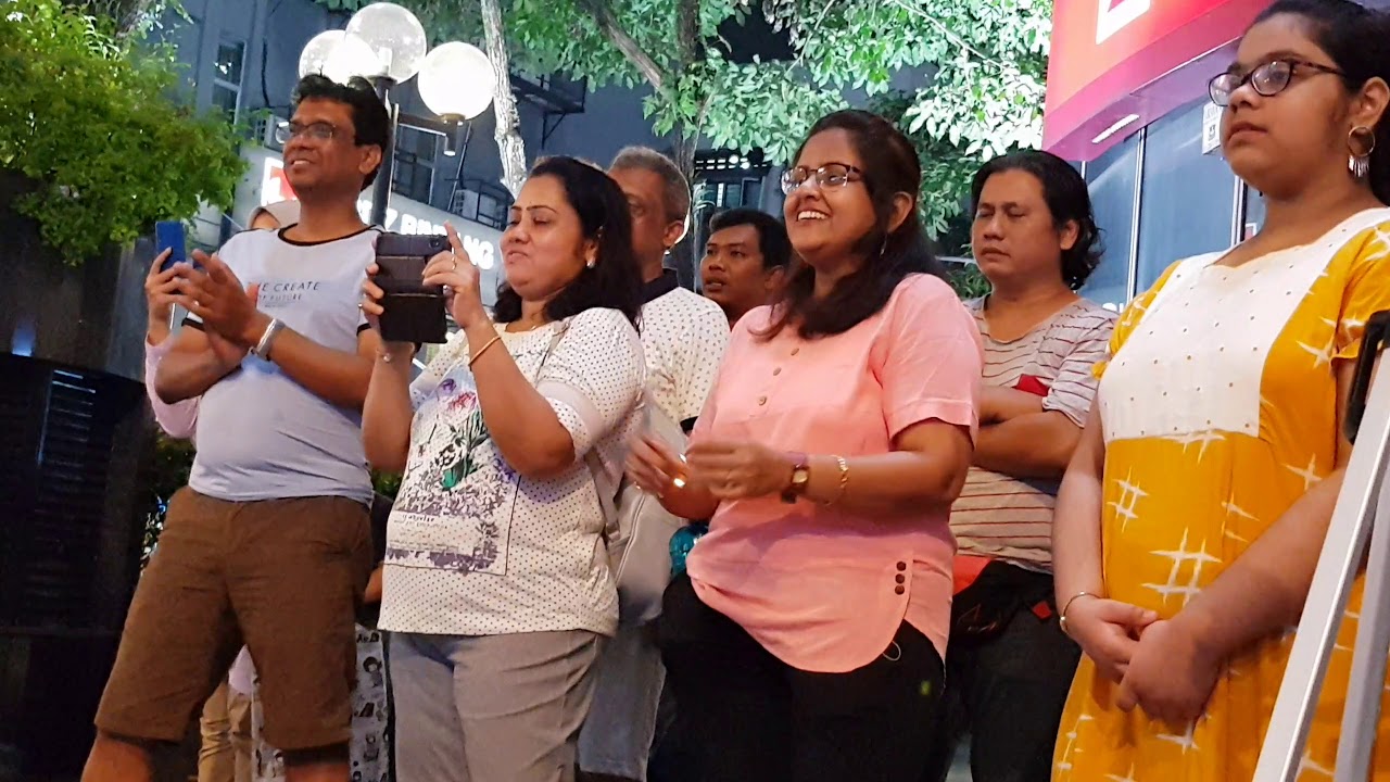 pelancong india satu keluarga berteriakan  bila zahid AF  bawa lagu hindi di chilloq buskers-Janam