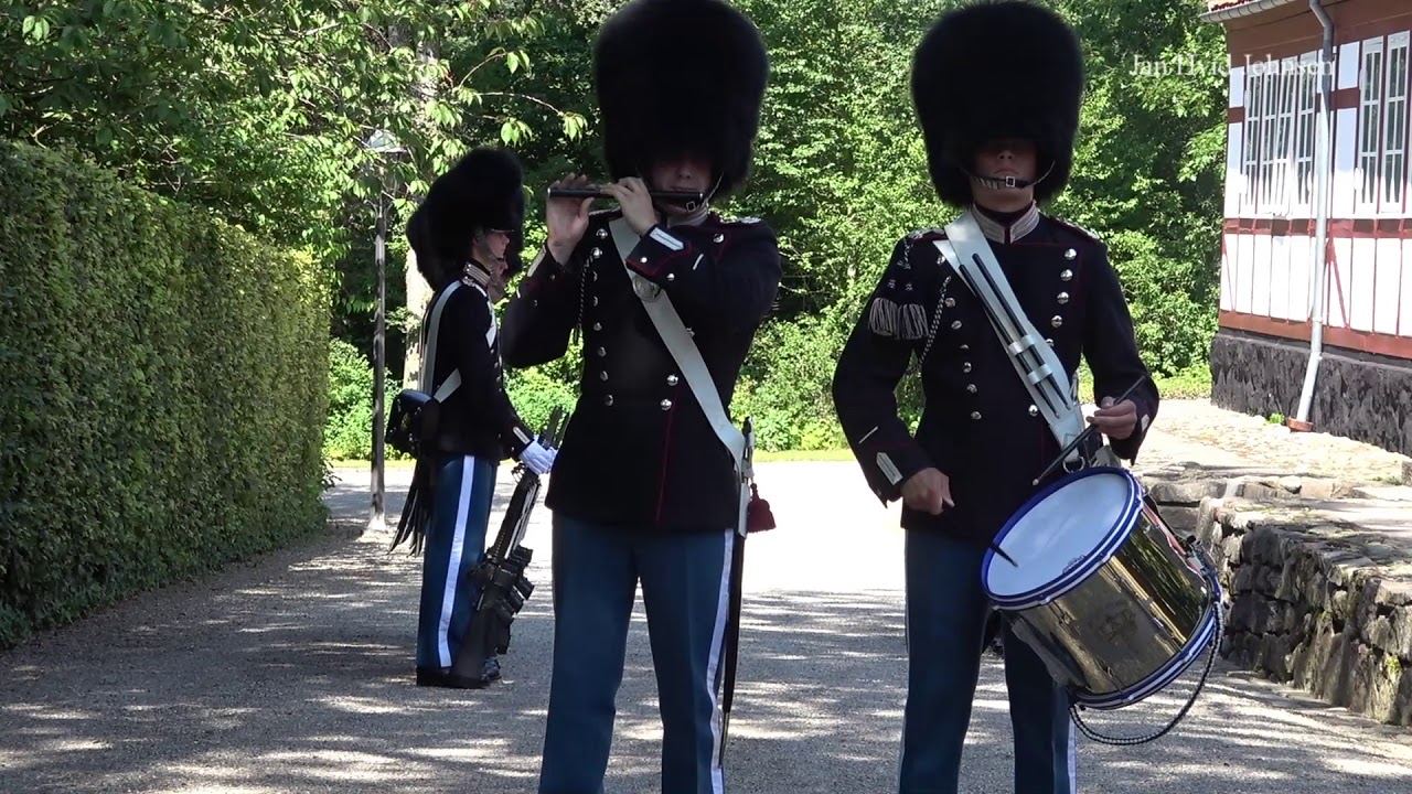 Livgardens Tambourkorps spiller ved Gråsten Slot