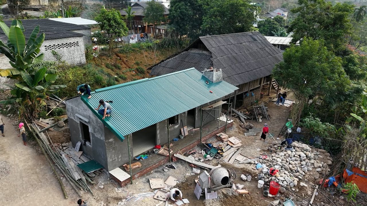 Chị em Đôi Sai (T 13)| A Quỳnh lên giúp lợp xong mái nhà trong ngày - thợ xây  lát gạch nền cấp tốc