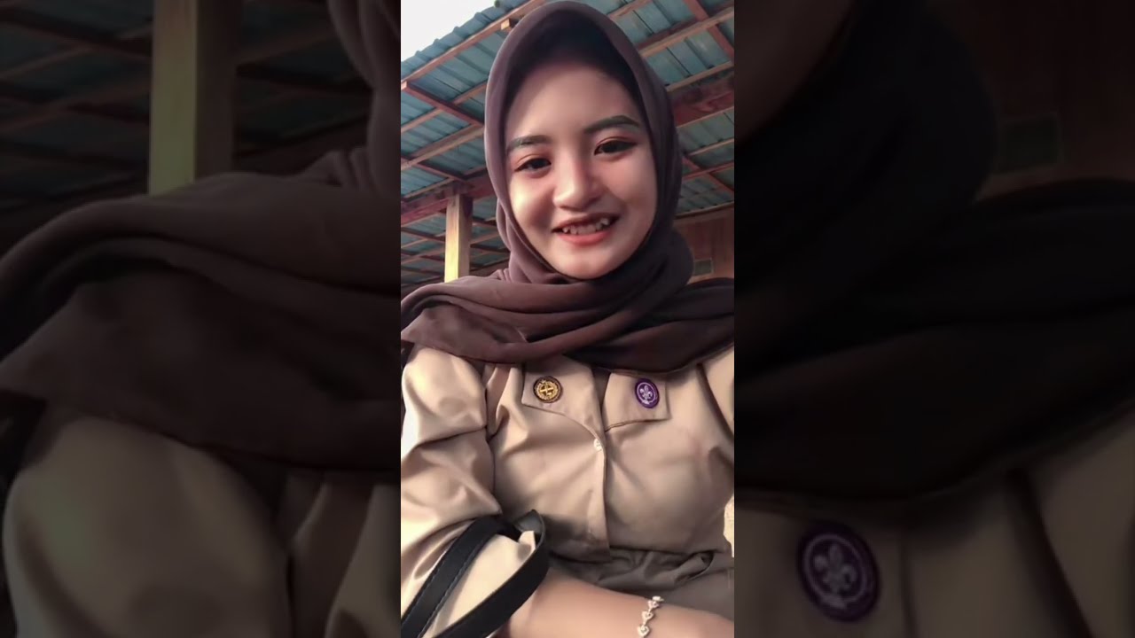 Anak sma live tiktok sambil baca coment di depan rumah sebelum berangkat sekolah 