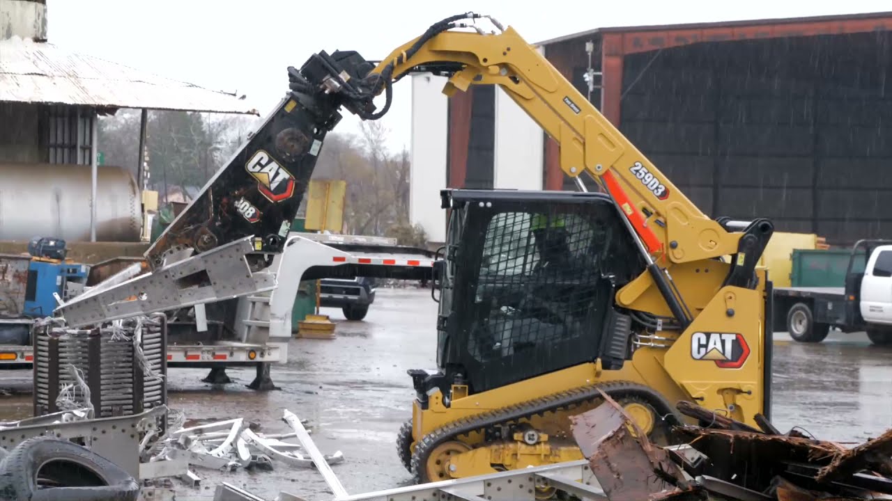 Cat® S308 Scrap Shear at Work