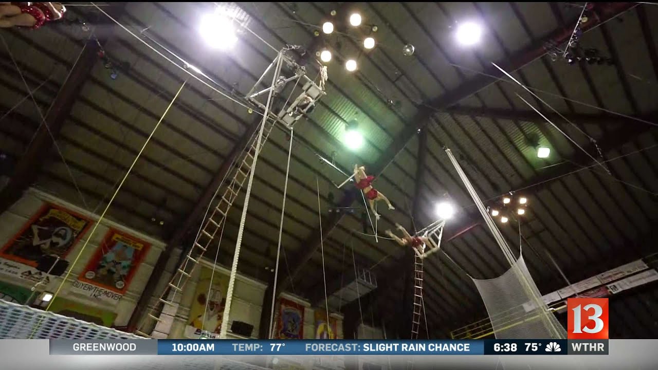 Flying trapeze act