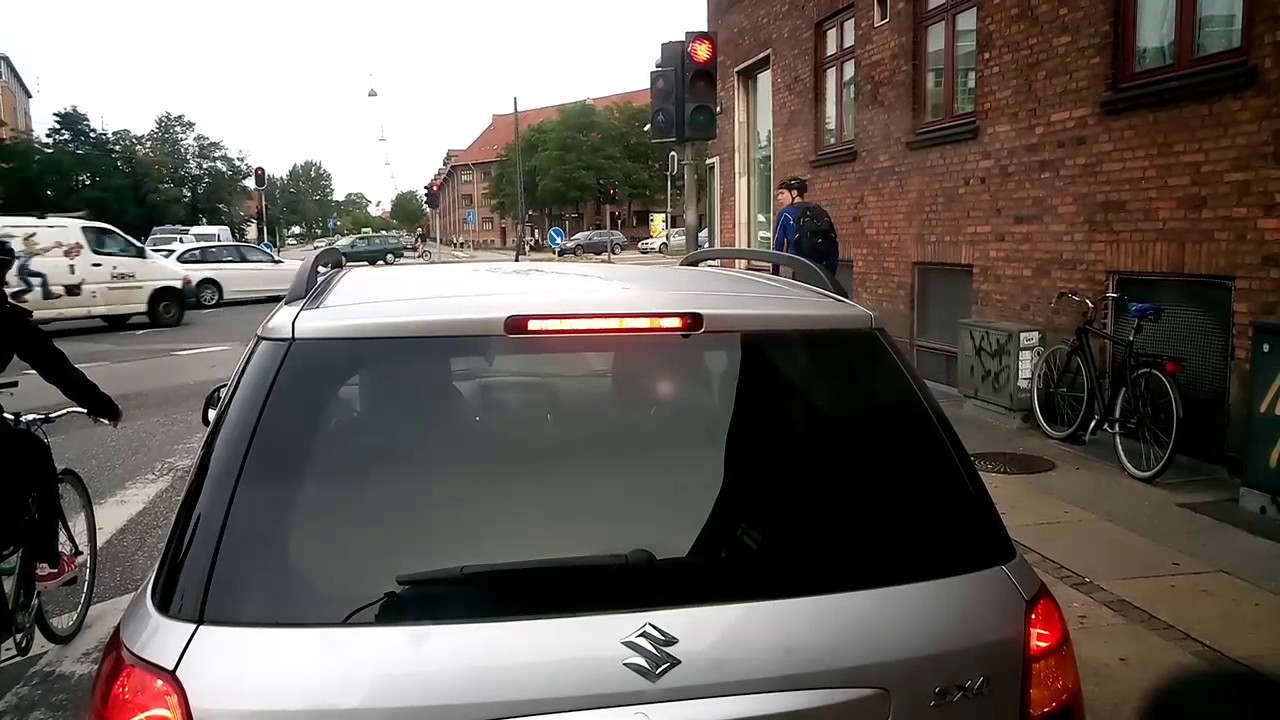 Overtal af lovlydige cyklister ved r&oslash;dt. Dejligt!