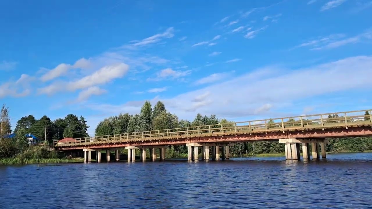 По реке Шоле на лодке. Дом купца Сукина и Зубовский мост.