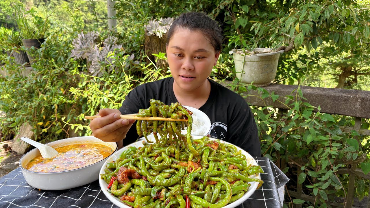 今天摘了一大堆辣椒做个美味下饭菜 I picked a lot of chili to make a delicious dish