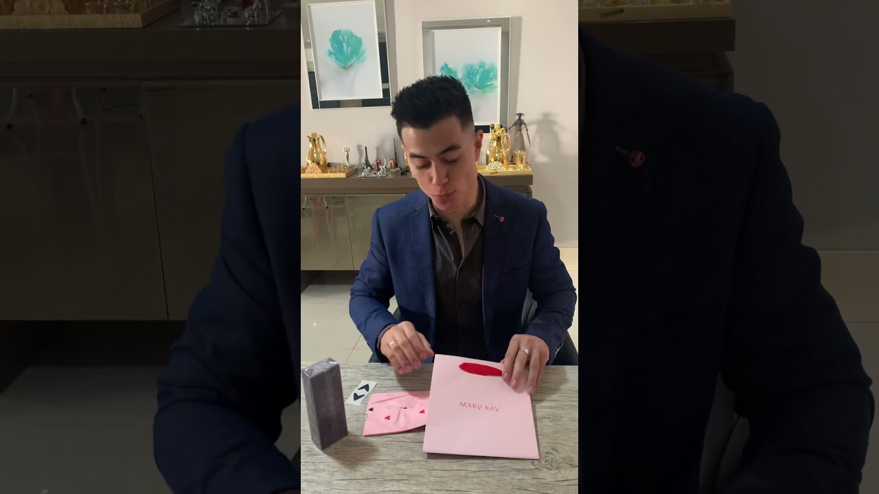 Como arrumar o papel de seda na sacola de presente ?