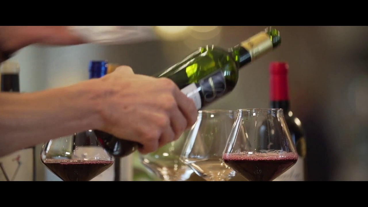 Een glas rode bordeauxwijn met Andy De Brouwer