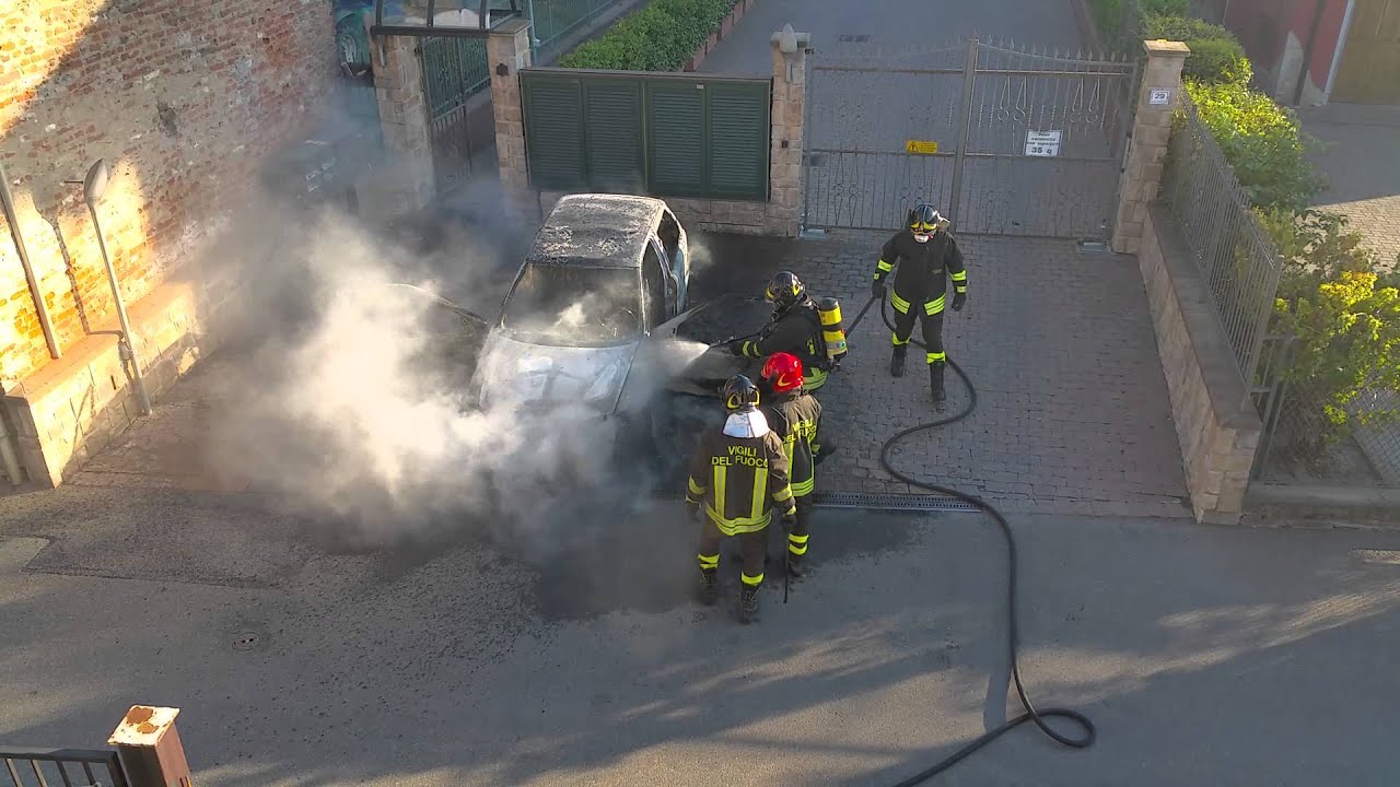 Broni vigili del vuoco spengono incendio di una Fiat Punto
