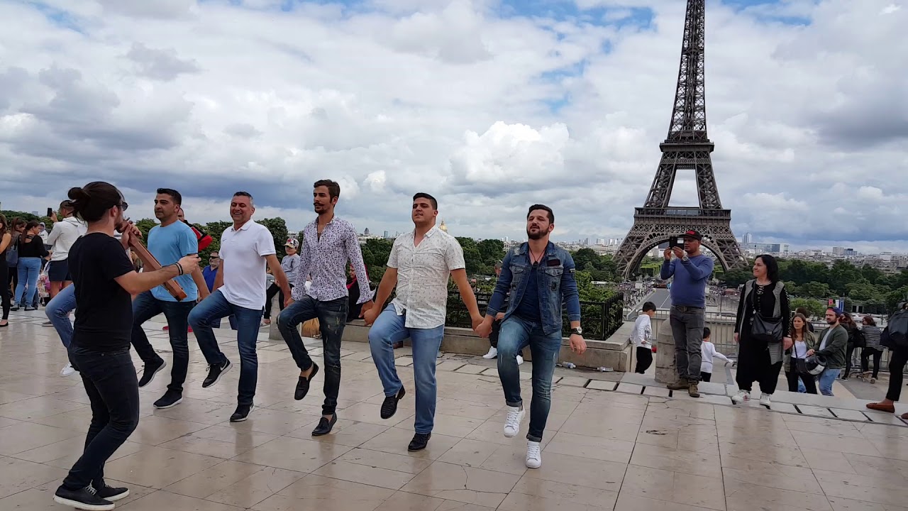 Fransa Paris Eyfe Kulesi Önünde Horon