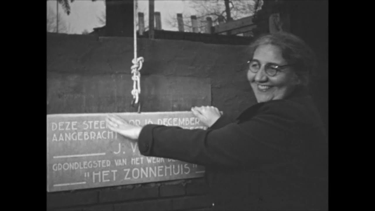 Eerste steenlegging aanbouw vleugel Zonnehuis Beekbergen door Jo Visser; 16-12-1937
