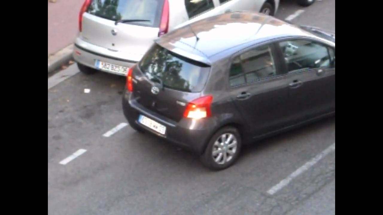 Femme qui essaye de se garer dans Nice